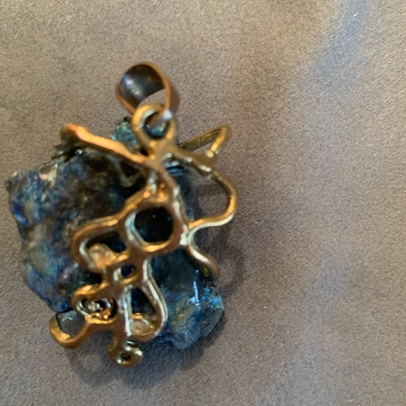 Hand wrapped in gold green/purple pendant - Picture 2 of 4